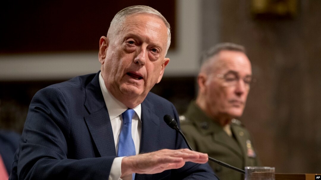 Bộ trưởng Quốc phòng Jim Mattis, trái, và Chủ tịch Hội đồng Tham mưu trưởng Liên quân Hoa Kỳ Joseph Dunford, điều trần về Afghanistan trước Ủy ban Quân vụ Thượng viện ngày 3/10/2017. 