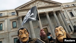 Para pengunjuk rasa memprotes legislasi yang mengesahkan eutanasia di Spanyol, di luar Parlemen Spanyol, di Madrid, 17 Desember 2020. 