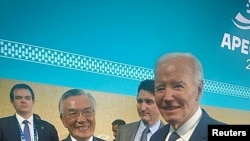 페루 리마에서 열린 APEC 정상 회담에서 린 신이 대만 APEC 대표가 조 바이든 미국 대통령과 함께 사진 포즈를 취하고 있다.