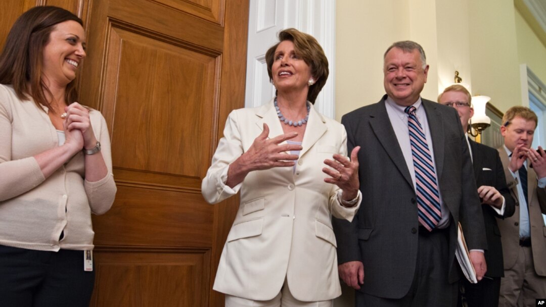 Dalam foto tertanggal 28/6/2012 ini Ketua Senat Nancy Pelosi dari Partai Demokrat menginformasikan berita dukungan Mahkamah Agung terhadap Affordable Care Act di Capitol Hill, Washington DC.