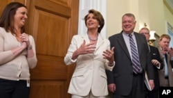 Dalam foto tertanggal 28/6/2012 ini Ketua Senat Nancy Pelosi dari Partai Demokrat menginformasikan berita dukungan Mahkamah Agung terhadap Affordable Care Act di Capitol Hill, Washington DC.