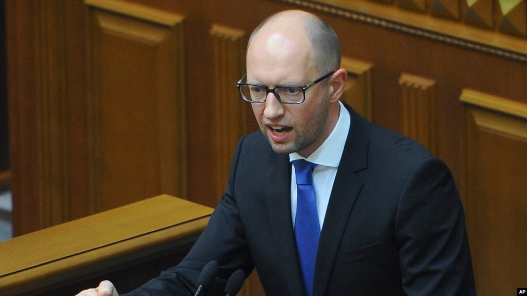 PM Ukraina Arseniy Yatsenyuk saat berbicara di depan para anggota parlemen di Kyiv, Ukraina (24/7).