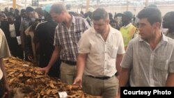 Buyers and sellers at the tobacco floors in Harare ...