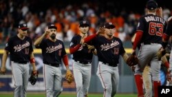 Los Nacionales de Washington celebran, al empatar la serie a tres juegos contra los Astros de Houston, el martes.