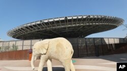 Terra, el Pabellón de Sostenibilidad se ve detrás de una escultura de elefante durante una gira de medios en el sitio de la Exposición Mundial de Dubai en Dubai, Emiratos Árabes Unidos, el sábado 16 de enero de 2021. 
