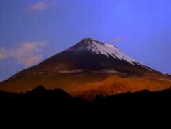 Volcán Sangay, el más activo en el sur de Ecuador. Entró en actividad eruptiva significativa el 20 de septiembre de 2020. Foto de archivo del Instituto Geofísico de la Escuela Politécnica Nacional de Ecuador.