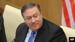 El secretario de Estado de EE.UU., Mike Pompeo, de visita en India negó el jueves, 6 de septiembre de 2018, ser el autor de un artículo sobre Trump en el New York Times. Más de una docena de altos funcionarios del gobierno de Donald Trump están negando enfáticamente ser autores del artículo de opinión que critica duramente al mandatario.