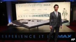 Aktor Matthew McConaughey di depan poster "Interstellar" yang dibintanginya, dalam acara pemutaran perdana film tersebut di London (29/10). (AP/Joel Ryan/Invision)