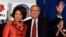 El senador por el estado de Kentucky, Mitch McConnell, y su esposa, Elaine Chao, celebran el triunfo en las primarias republicanas del estado.