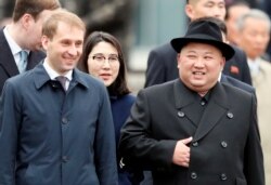 김정은 북한 국무위원장이 지난해 4월 러시아 블라디보스토크역에 도착해 알렉산드르 코즐로프 극동·북극개발부 장관(왼쪽)과 이야기하고 있다.