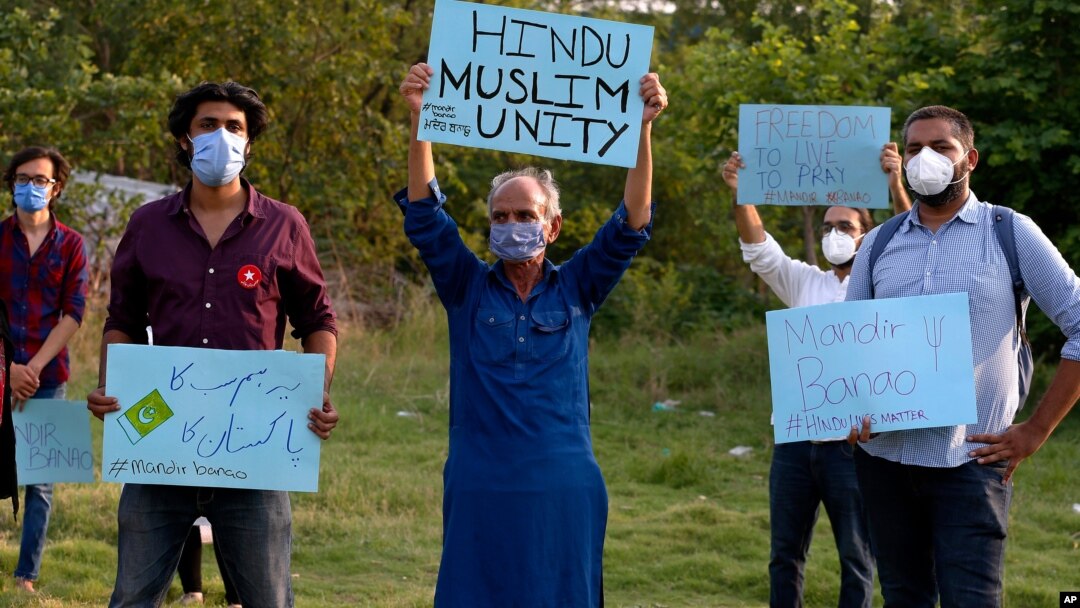 Anggota kelompok madani berdemo menuntut pemerintah Pakistan mengizinkan pembangunan kuil Hindu di Islamabad, Pakistan, 8 Juli 2020.