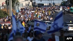 Të afërm dhe mbështetës të pengjeve izraelite që mbahen në Gazë gjatë protestës në Jeruzalem, 1 shtator 2024.
