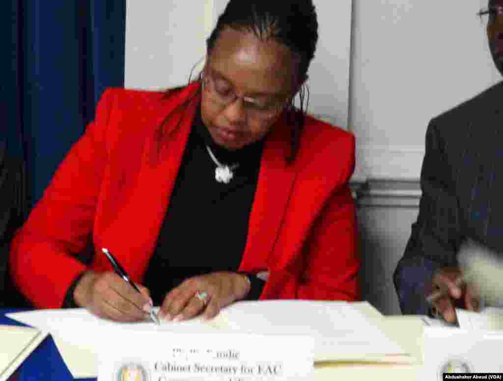 Waziri wa Afrika Mashariki wa Kenya Bi Phyllis Kipkingor Kandie atia saini makubaliano Washington 