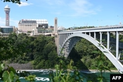 (FILE) Jembatan penyeberangan perbatasan Amerika Serikat - Kanada "Rainbow Bridge" di dekat Air Terjun Niagara, New York. (Daniel SLIM / AFP)