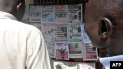 Les Camerounais lisent les pages des journaux à Yaoundé, le 10 octobre 2011.