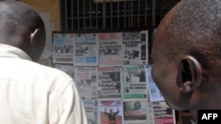 Les Camerounais lisent les pages du journal, à Yaoundé, le 10 octobre 2011.