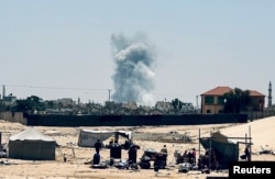Asap mengepul menyusul serangan Israel selama operasi militer Israel, di tengah konflik yang sedang berlangsung antara Israel dan Hamas, di Rafah, Jalur Gaza selatan, 3 Juni 2024. (Foto: REUTERS/Muath Al Hams)