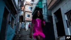 Anne Beatriz, una "Barbie negra" brasileña, camina por una favela de Río de Janeiro el 22 de julio de 2023.