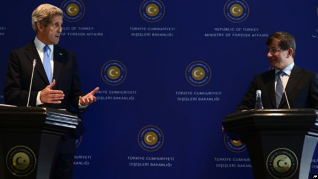 AQSh davlat kotibi Jon Kerri (chapda) Turkiya tashqi ishlar vaziri Ahmat Dovuto'g'li bilan matbuot anjumanida qatnashmoqda, Istanbul, Turkiya, 7-aprel, 2013-yil