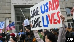 Orang-orang berunjuk rasa di luar kantor pusat Badan Pembangunan Internasional Amerika Serikat (USAID) di Washington, DC, hari Senin 3 Februari 2025.