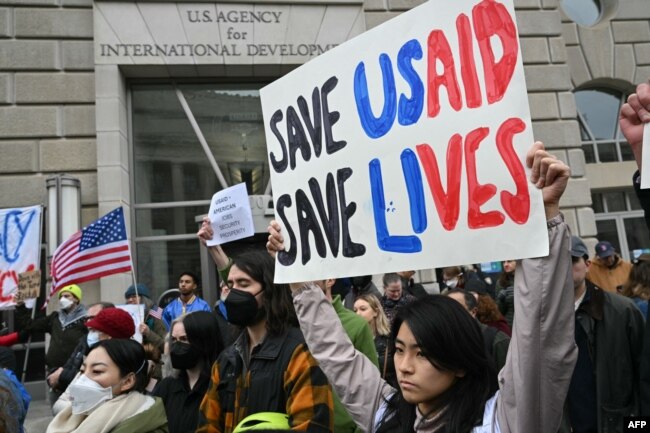 Люди протестують біля штаб-квартири USAID перед прес-конференцією когресменів-демократів. Вашингтоні, 3 лютого 2025 р. Фото: Mandel NGAN/AFP