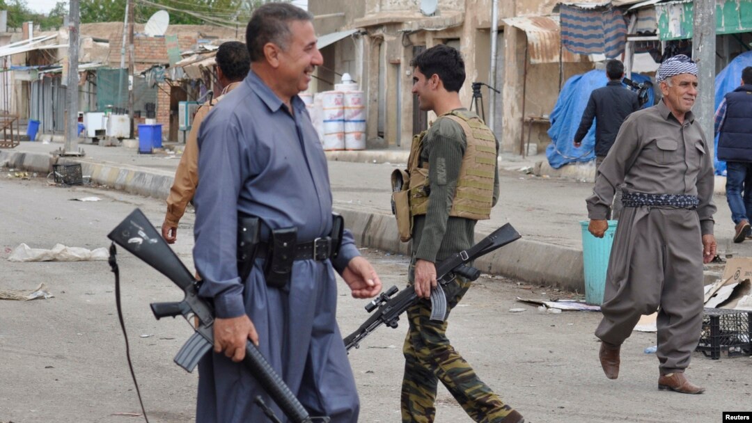 Para pejuang Kurdi di jalanan di kota Qara Tappa, Irak (21/10).