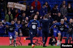 Pemain Chelsea Hakim Ziyech, Marc Cucurella dan Enzo Fernandez saat melakukan pemanasan sebelum pertandingan. (Foto: Action Images via Reuters/Andrew Couldridge)