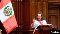 ARCHIVO - La presidenta Dina Boluarte en su presentación ante el Congreso peruano para hacer un balance de su gestión, el 28 de julio de 2024.