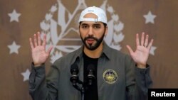 El presidente de El Salvador, Nayib Bukele, habla en una conferencia de prensa antes de emitir su voto durante las elecciones municipales y parlamentarias en San Salvador, El Salvador, el 28 de febrero de 2021. 