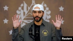 El presidente de El Salvador, Nayib Bukele, habla en una conferencia de prensa antes de emitir su voto durante las elecciones municipales y parlamentarias en San Salvador, El Salvador, el 28 de febrero de 2021.