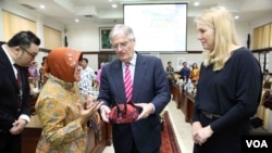 Walikota Surabaya Tri Rismaharini (kiri) bersama Duta Besar Belanda untuk Indonesia Tjeerd de Zwaan (tengah) dan Menteri Infrastruktur dan Lingkungan Hidup Belanda, Melanie Shultz van Haegen. (VOA/Petrus Riski).