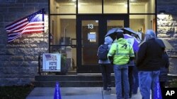 Una fila de votantes espera afuera de votación afuera de la iglesia católica St. Joseph the Worker, Mankato, Minnesota. (Foto: The Free Press via AP)