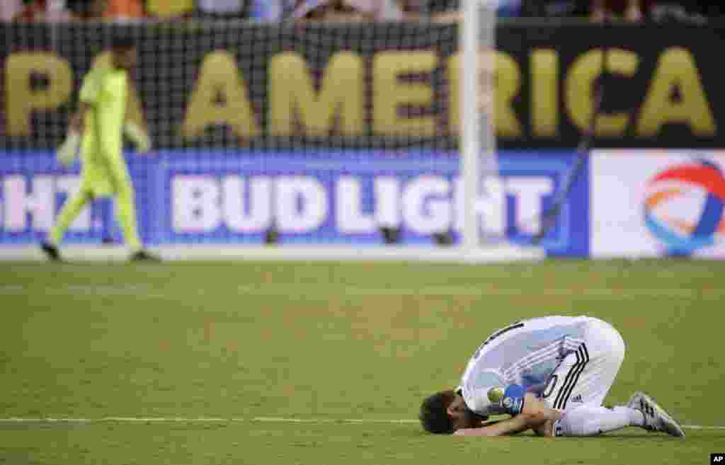 Lionel Messi ya fadi a kasa yana kuka a bayan da Chile ta doke Argentina da ci 4-2 a bugun fenariti a wasan karshe na gasar cin kofin Copa America.