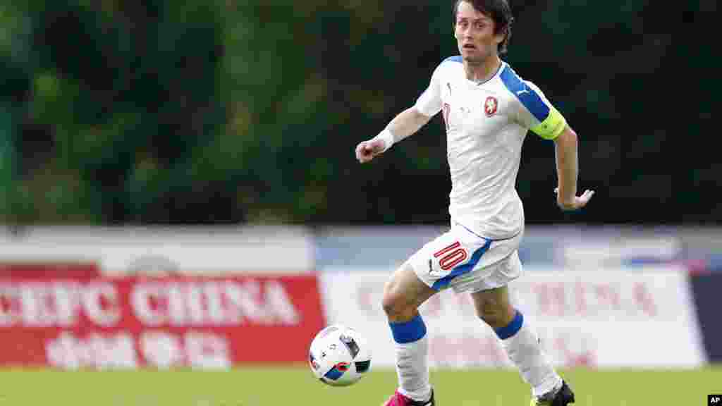 Tomas Rosicky de la République Tchèque contrôle le ballon dans un match amical entre la République tchèque et Malte à Kufstein, en Allemagne, le 27 mai 2016.