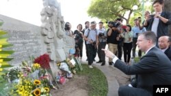 L'ambassadeur américain au Vietnam, Daniel J. Kritenbrink, devant une sculpture représentant la capture de John McCain, pilote de la marine américaine, à Hanoi, le 27 août 2018.