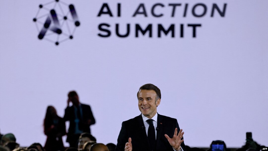 Presiden Prancis Emmanuel Macron menyampaikan pidato dalam acara penutupan hari pertama KTT Aksi Kecerdasan Buatan (AI), di Grand Palais, Paris, Senin 10 Februari 2025. 