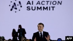 Presiden Prancis Emmanuel Macron menyampaikan pidato dalam acara penutupan hari pertama KTT Aksi Kecerdasan Buatan (AI), di Grand Palais, Paris, Senin 10 Februari 2025. 