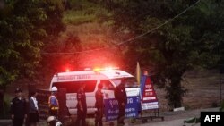 Ambulans meninggalkan gua Tham Luang setelah para penyelam menyelamatkan beberapa orang dari 12 anak laki-laki dan pelatihnya yang terjebak di gua di Khun Nam Nang Non di distrik Mae Sai, provinsi Chiang Rai, 8 Juli 2018.