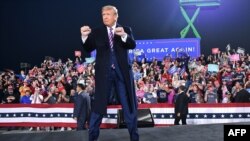 Presiden Donald Trump berkampanye di Bandara Internasional Pittsburgh, di Moon Township, Pennsylvania, 22 September 2020.