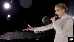 En esta imagen publicada por Olympic Broadcasting Services aparece la cantante canadiense Celine Dion actuando en la Torre Eiffel durante la ceremonia de apertura de los Juegos Olímpicos de Verano de 2024 en París, Francia, el viernes 26 de julio de 2024.