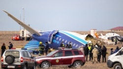 Petugas spesialis tanggap darurat bekerja di lokasi jatuhnya pesawat penumpang Azerbaijan Airlines di dekat kota Aktau di Kazakhstan barat, 25 Desember 2024. (Issa Tazhenbayev / AFP)