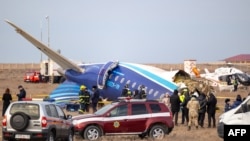 Petugas spesialis tanggap darurat bekerja di lokasi jatuhnya pesawat penumpang Azerbaijan Airlines di dekat kota Aktau di Kazakhstan barat, 25 Desember 2024. (Issa Tazhenbayev / AFP)