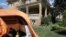 Andrew Kolb fait la lecture à son fils James, 5 ans, de l'intérieur d'une tente qu'ils ont planté dans leur cour pour passer du temps pendant l'isolement social de la famille à cause de COVID-19 à Washington, États-Unis, le 2 avril 2020. (Photo: REUTERS / Leah Millis)