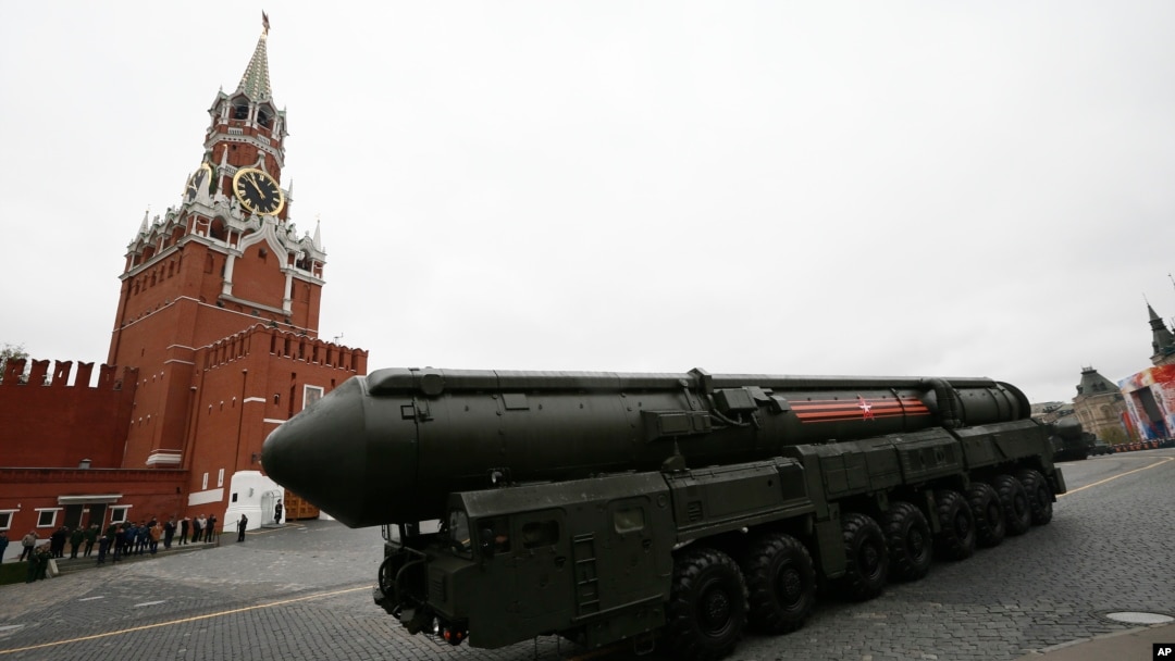 Российская пусковая установка межконтинентальной баллистической ракеты "Тополь-М" на Красной площади в Москве во время военного парада. Архивное фото.