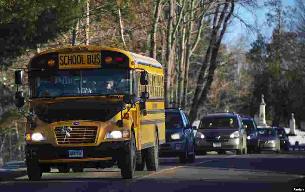 Bus sekolah yang membawa siswa-siswa SD Sandy Hook dari Newtown ke Monroe (3/1), masih di negara bagian Connecticut. (Reuters/Shannon Stapleton)