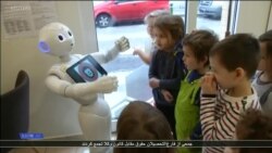 کافه‌ای در مجارستان برای سرگرم کردن مشتریان چندین ربات را به خدمت گرفت