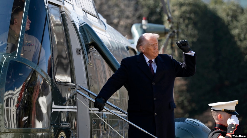 2026年2月27日，特朗普总统在白宫南草坪搭乘海军陆战队一号直升机离开白宫前向媒体举手示意。