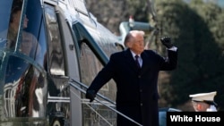 2026年2月27日，特朗普总统在白宫南草坪搭乘海军陆战队一号直升机离开白宫前向媒体举手示意。