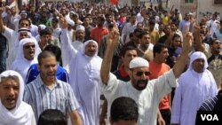 Para demonstran di Bahrain, yang umumnya warga Shiah, melakukan unjuk rasa anti-pemerintah usai shalat Jumat (25/3).