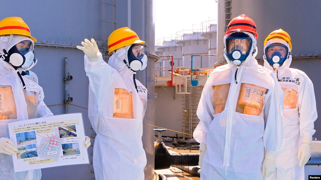 Thủ tướng Nhật Bản Shinzo Abe (thứ hai từ bên phải) đi thị sát nhà máy Fukushima.